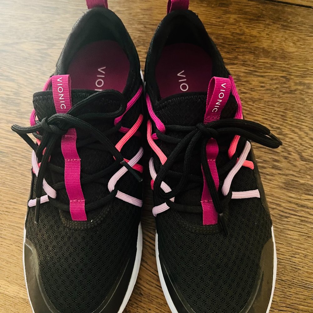 VIONIC TENNIS SHOES